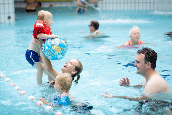 Zwemmen met het gezin in het recreatiebad