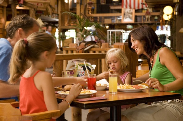 Heerlijk eten met het gezin in het restaurant