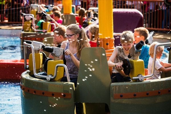 Spuit elkaar nat vanuit je bootje in attractiepark Slagharen