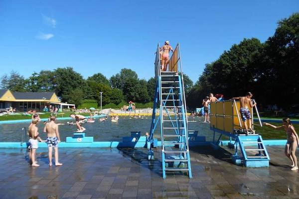 De duikplanken naast het zwembad