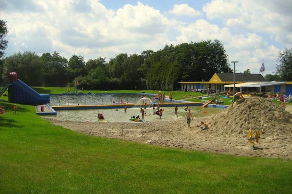 Spelen op het zandstrand