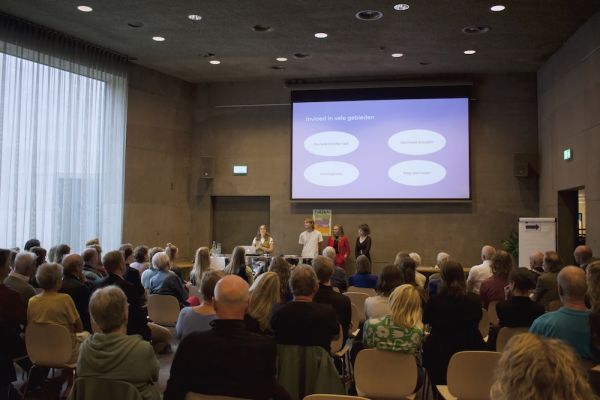 Waterliniemuseum: Luisteren naar een presentatie