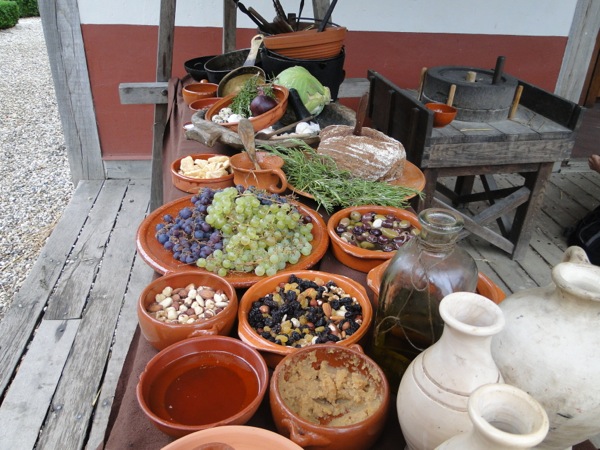 Tafel vol met kruiden, fruit en noten