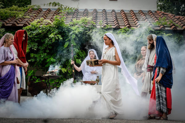 Archeon: Toneelstuk opvoeren