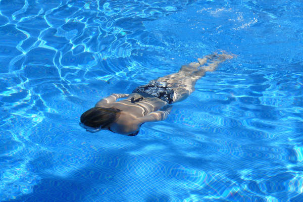 Vrouw zwemt in het water