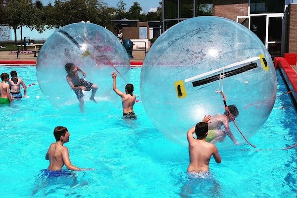 Speelplezier met de waterbal bij Zwembad Stelleplas