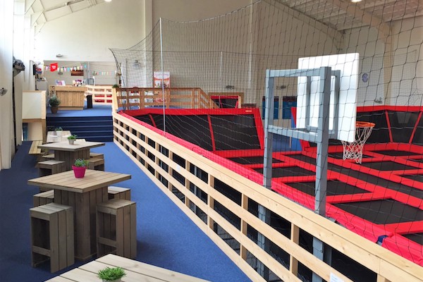 Bounz Apeldoorn: Overzichtelijk terras