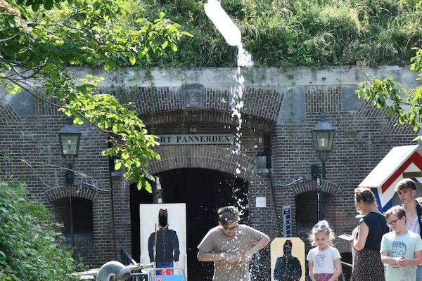 Fort Pannerden: Fles schiet de lucht in