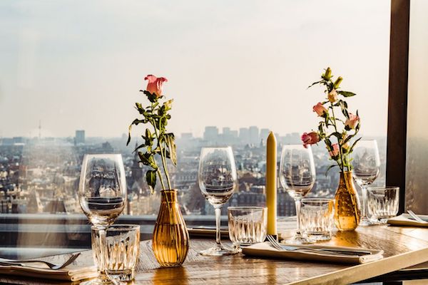 Eten en drinken terwijl je geniet van het uitzicht over Amsterdam