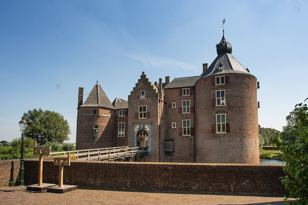 Bezichtig het rond 1300 gebouwde kasteel