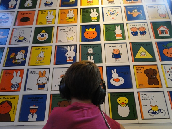 Nijntje verhaaltjes luisteren in het Dick Bruna Nijntje Museum