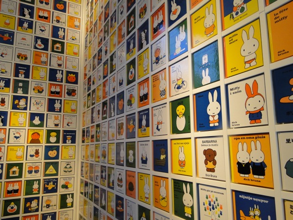 Muur van boekjes in het Dick Bruna Nijntje Museum