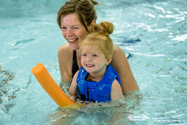 Zwembad De Gelenberg: Spelen, spetteren en plezier maken tijdens peuterzwemmen