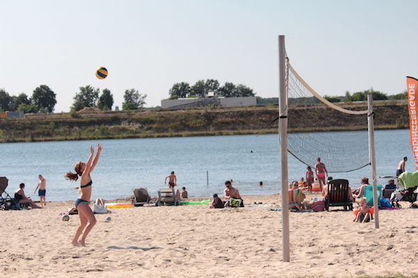 Speel een potje beachvolleybal