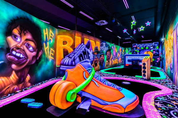 GlowGolf Amsterdam: Schoen met koptelefoon
