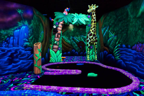 GlowGolf Middelburg: Giraffe bij de baan