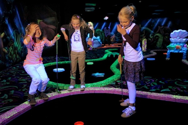 Kinderen zijn aan het glowgolfen