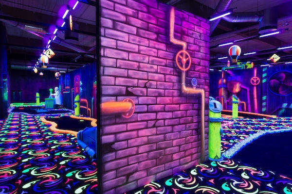 Glow in the dark minigolf