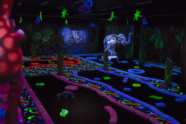 GlowGolf Zwolle: Prachtige glow in the dark banen