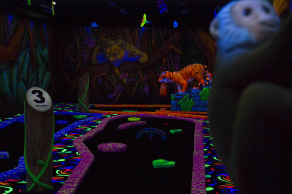 GlowGolf Zwolle: Glow in the dark minigolf is leuk voor het hele gezin