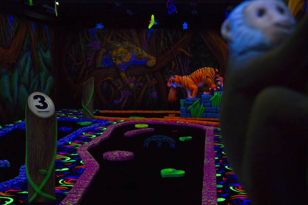 Glow in the dark minigolf is leuk voor het hele gezin