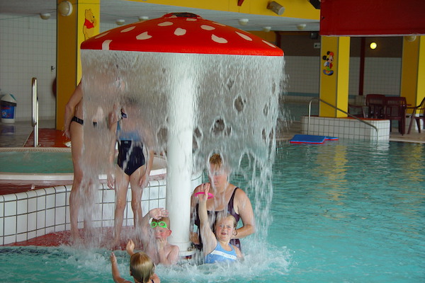 Waterpret onder de paddenstoel in het zwembad