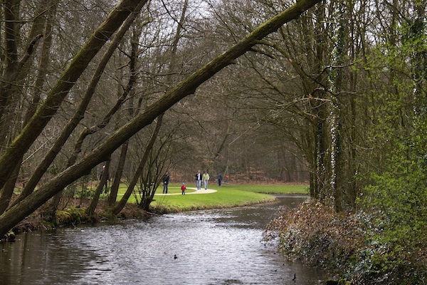 Wandel door de prachtige parktuin