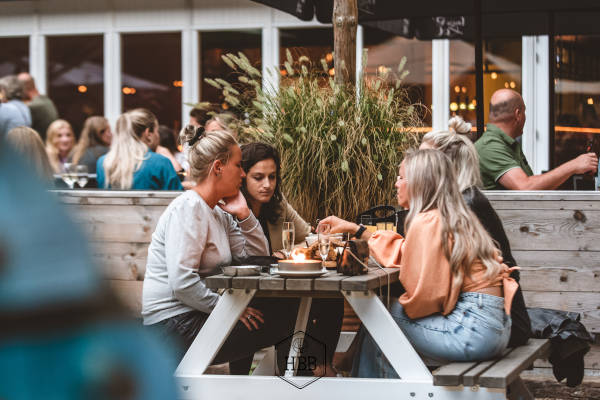 Wat eten en drinken aan een tafel