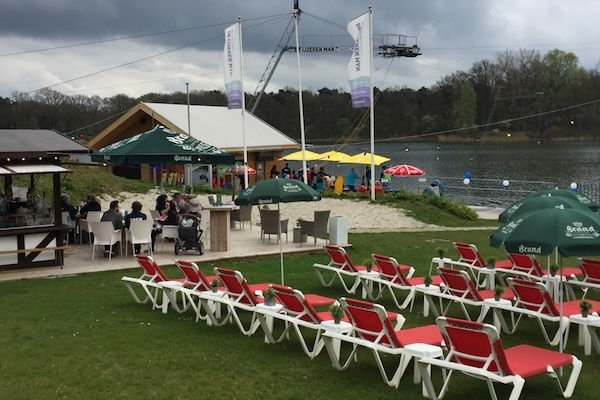 De strandbedden bij de beachclub