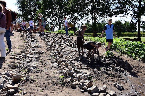 Natuurspeeltuin Voorschoten: Bouwen met modder en stenen