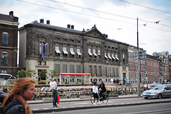 De karakteristieke gevel van het archeologiemuseum van de Universiteit van Amsterdam