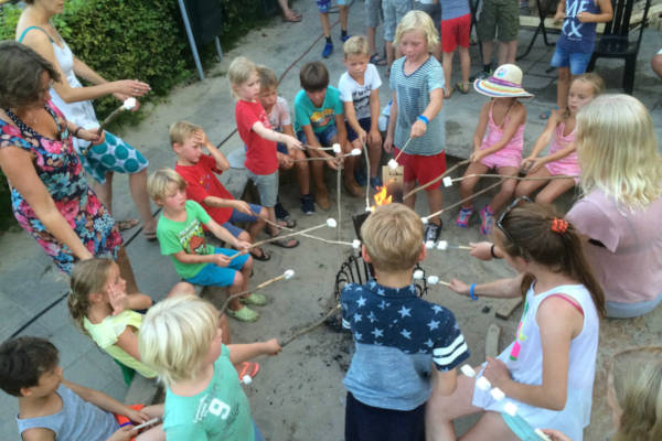 Speeltuin Floragaarde: Marshmallows roosteren boven het kampvuur