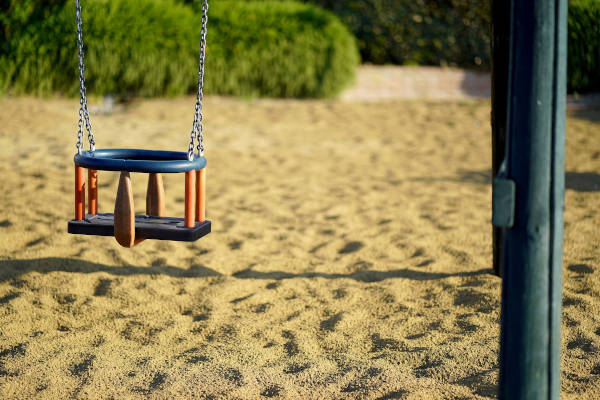 Schommel in speeltuin boven het zand