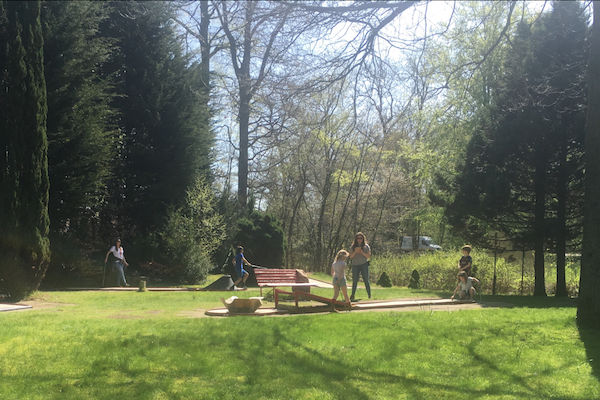 Midgetgolfen op de bosachtige banen naast de Haarlemmer Hout