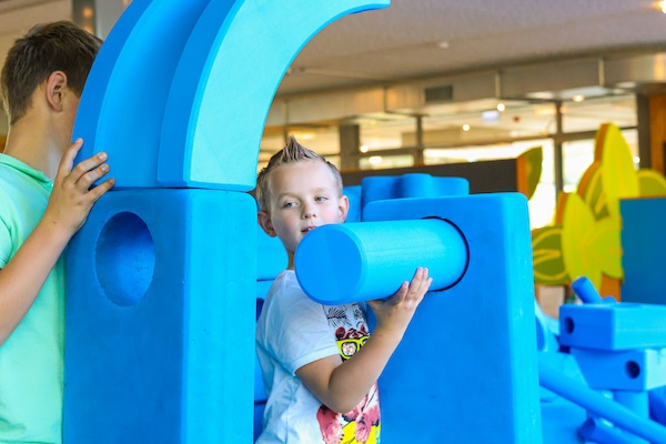 Met blauwe blokken spelen en stapelen