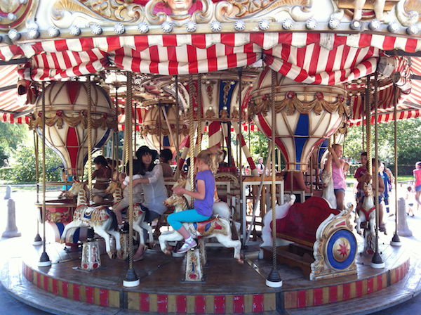 Een rondje in de Carrousel bij Plaswijckpark