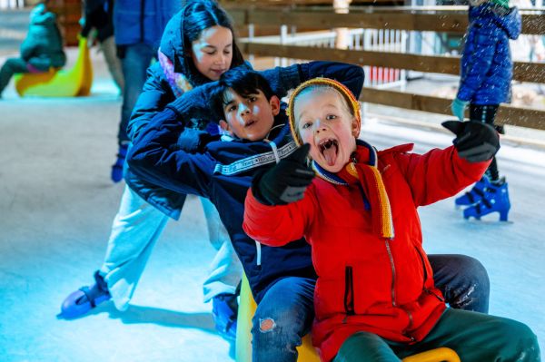 Kinderen op de schaatsbaan