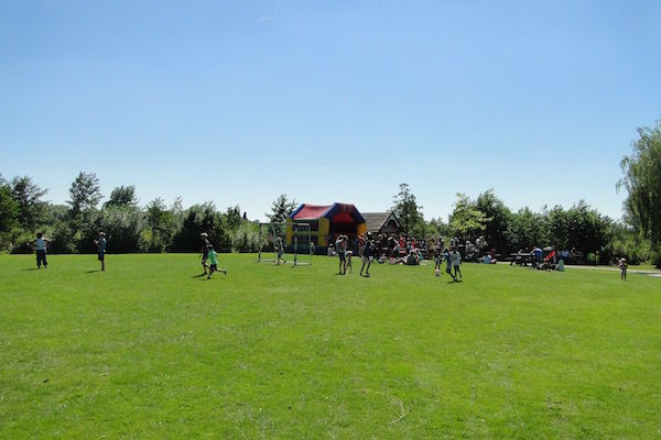 Voetballen op de speelweide