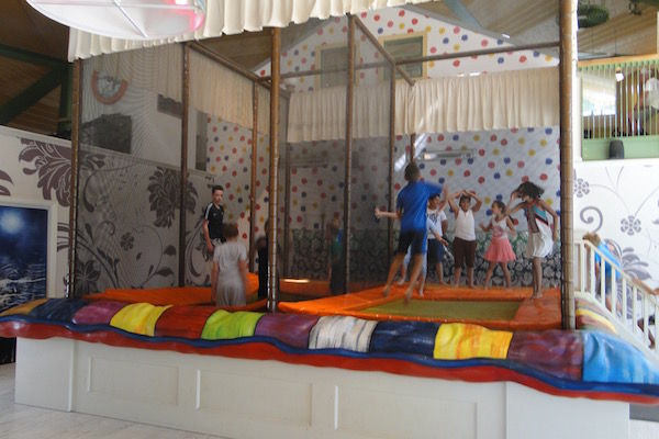 Springen op de trampolines bij Plaswijckpark