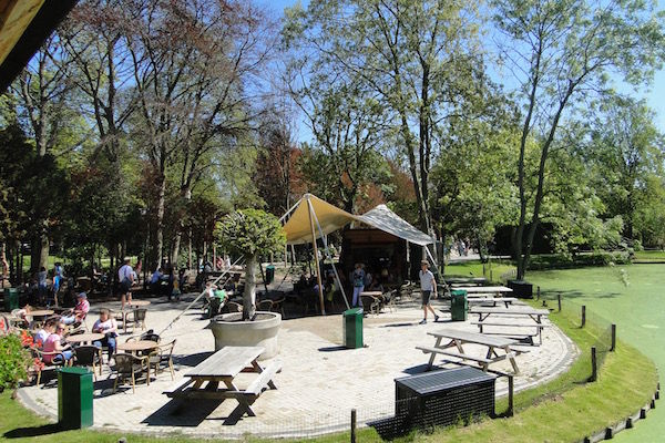 Even bijkomen op het terras bij Plaswijckpark