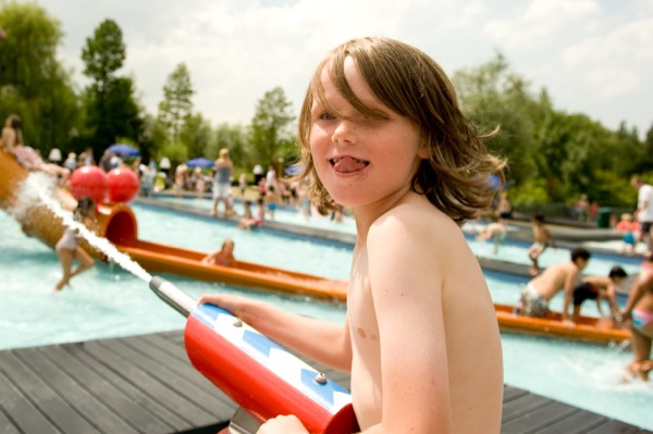 Spuit iedereen nat met het waterkanon van Plaswijckpark