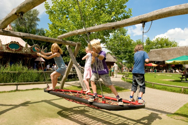 Schommelen in de buitenspeeltuin van Plaswijckpark