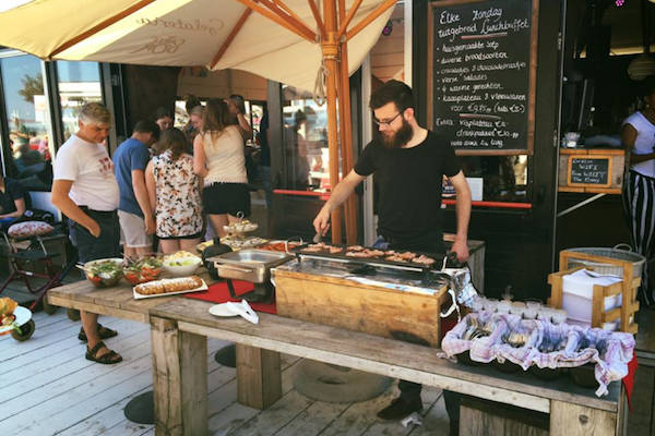 De kok grilt stukjes vlees en vis live voor u op de barbecue