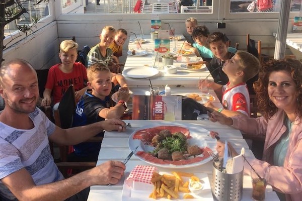 Gezellig eten op het strand met de hele familie