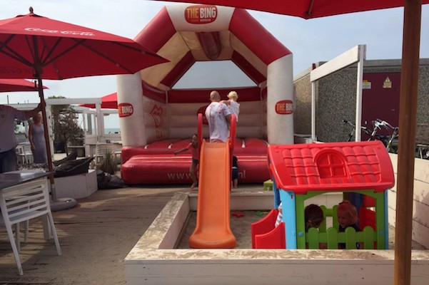 Beachclub The Bing: Kinderen kunnen lekker in het zicht spelen