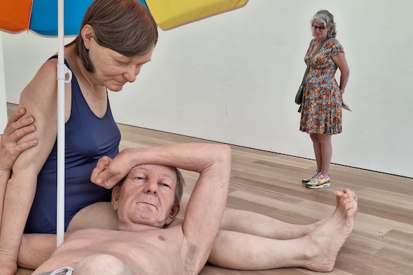 Bewonder het bekende reuzenkoppel in Museum Voorlinden