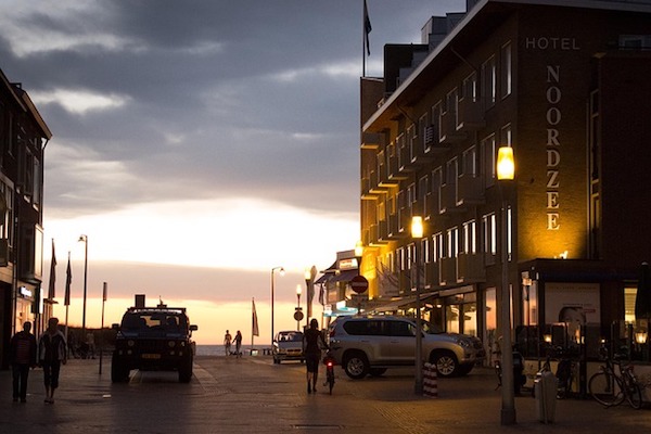 Rond en op het strand zitten gezellige strandtenten en restaurants