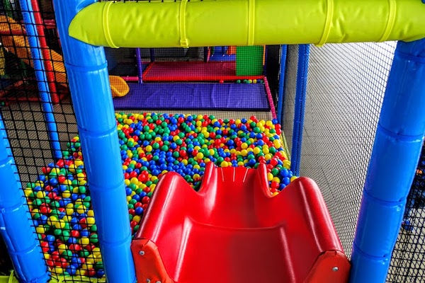 Play & Bounce: Roetsj zo de ballenbak in