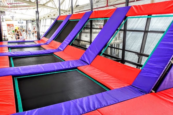 8 grote trampolines en 4 zij-trampolines