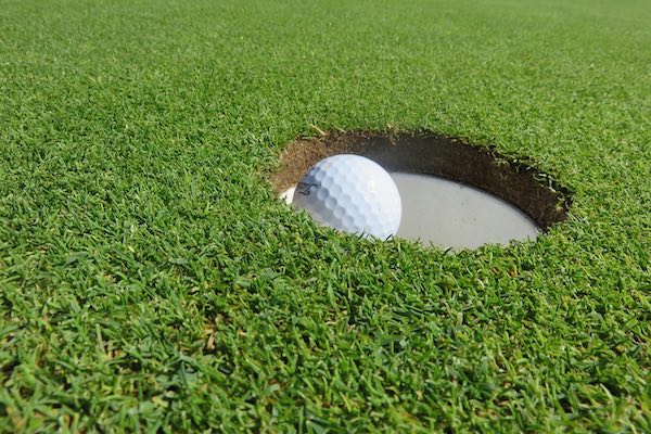 Golfbal in hole
